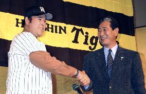Irabu announces he is joining Hanshin Tigers